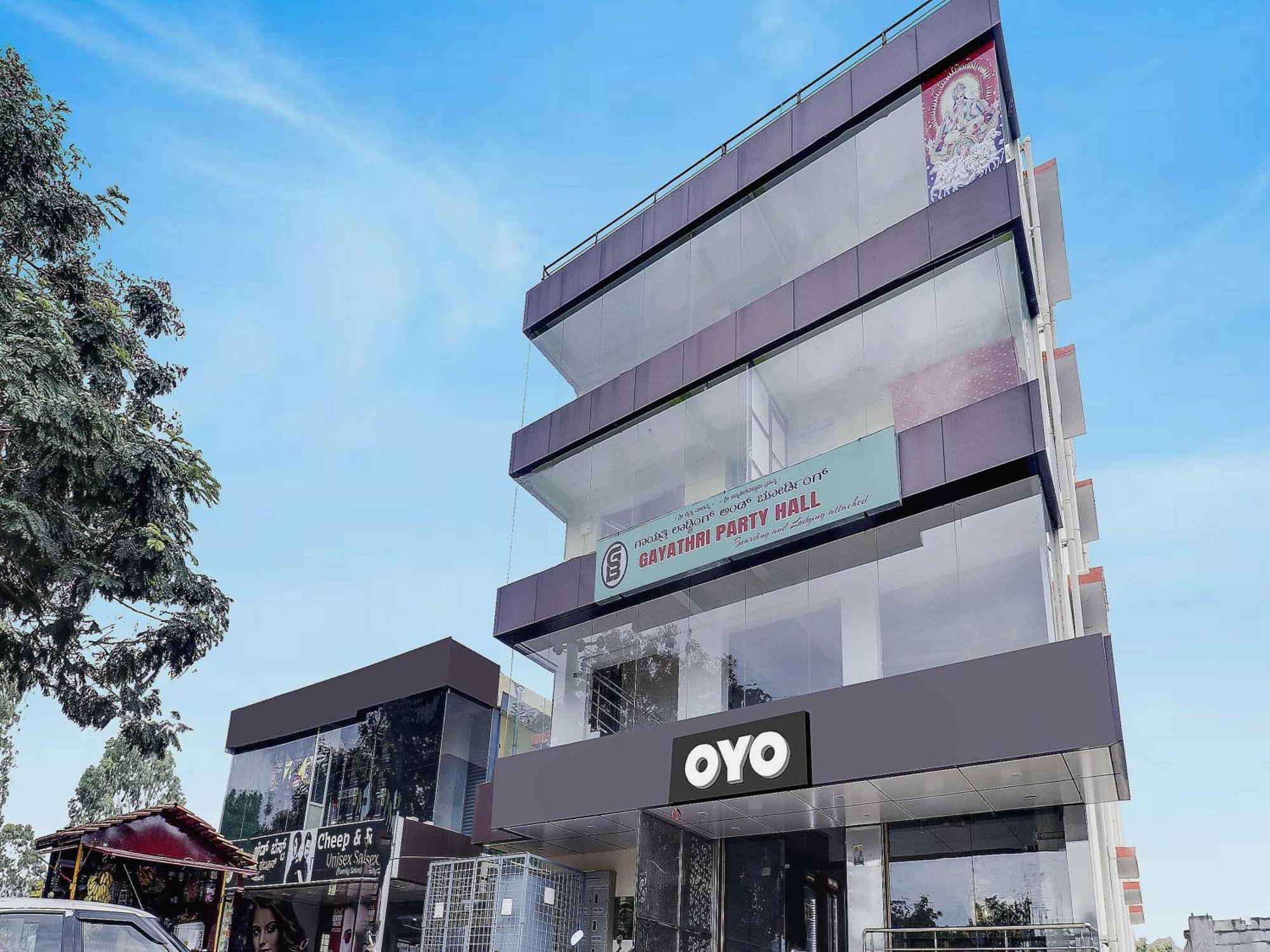 Oyo Flagship Gayathri Lodging & Boarding Hotel Бангалор Екстериор снимка