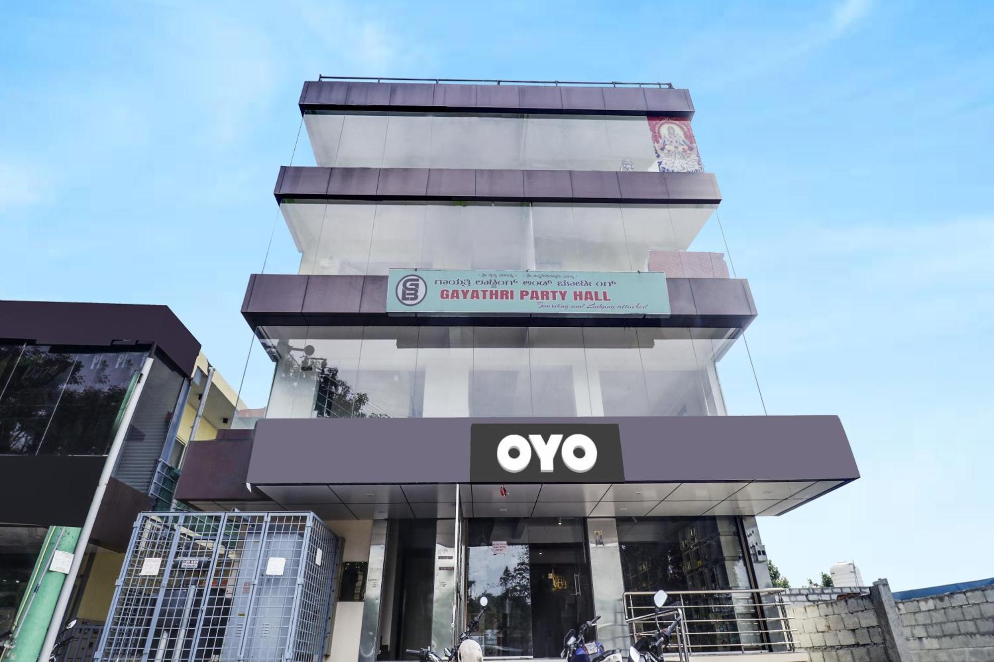 Oyo Flagship Gayathri Lodging & Boarding Hotel Бангалор Екстериор снимка