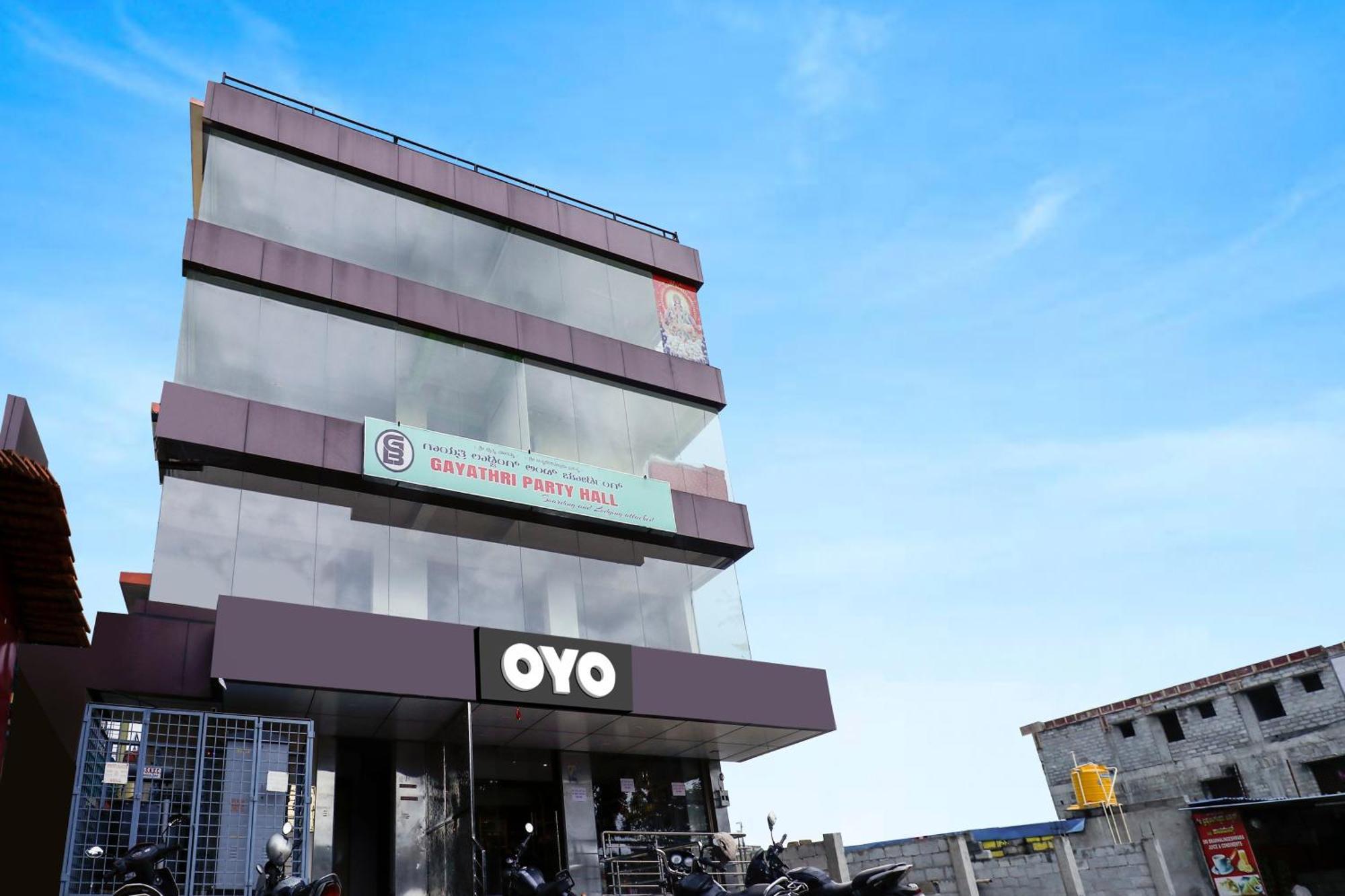 Oyo Flagship Gayathri Lodging & Boarding Hotel Бангалор Екстериор снимка